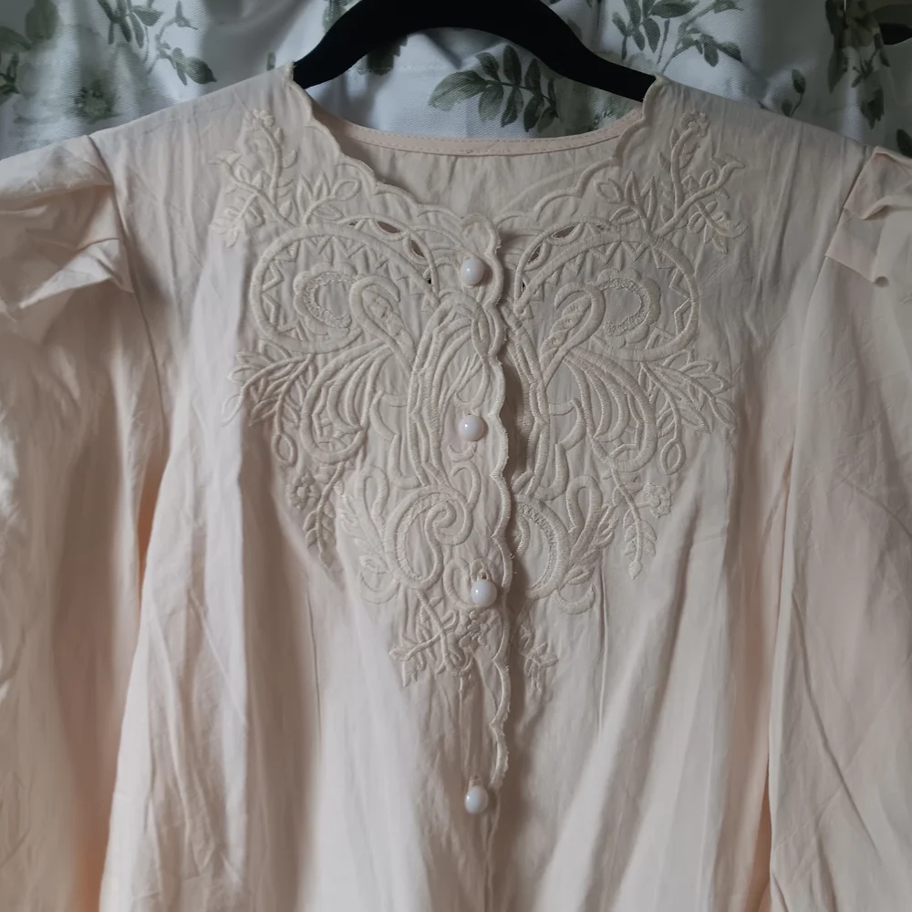 Elegant Cream Embroidered Women's Top - Picture 4 of 7